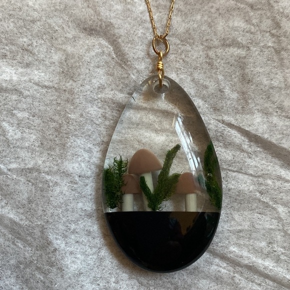 DELICATE gold chain and mushroom resin teardrop pendant statement necklace - Picture 3 of 5